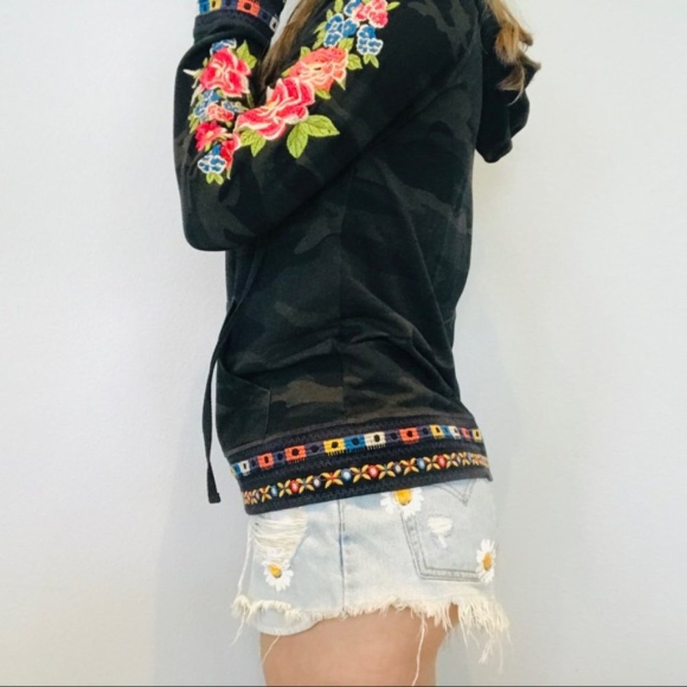50% OFF Johnny Was camo embroidered raglan hoodie - Picture 3 of 8